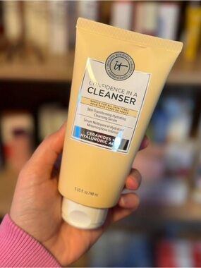 it cosmetics Confidence In A Cleanser - Beige Tube with White Cap